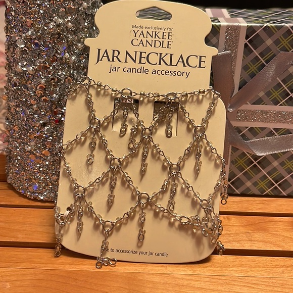 Yankee candle jar accessory. Goes around candle.